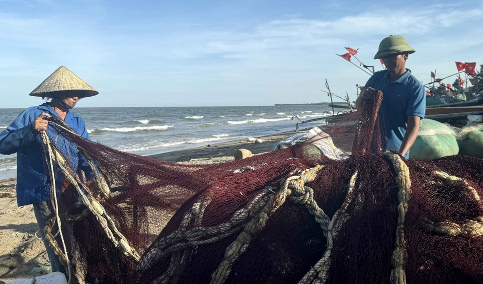 Ngư chài Nguyễn Văn Tư, 59 tuổi, ở thôn Trung Hải, xã Hoằng Thanh cả đời gắn bó với biển cũng lo lắng trước tình trạng xâm thực biển đang diễn ra. (Ảnh: Việt Hoàng/TTXVN)