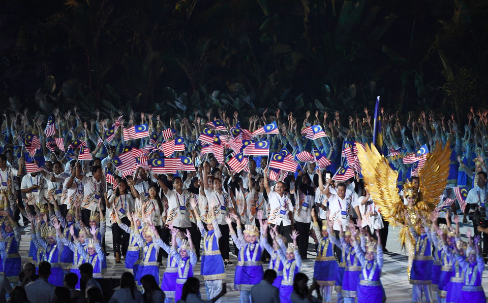 Đoàn vận động viên Malaysia diễu hành tại lễ khai mạc ASIAD 2018. (Ảnh: THX/TTXVN)