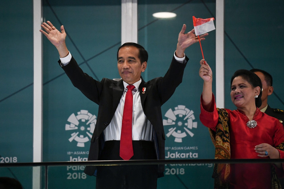 Tổng thống Indonesia Joko Widodo (trái) phát biểu tại lễ khai mạc ASIAD 2018. (Ảnh: AFP/ TTXVN)