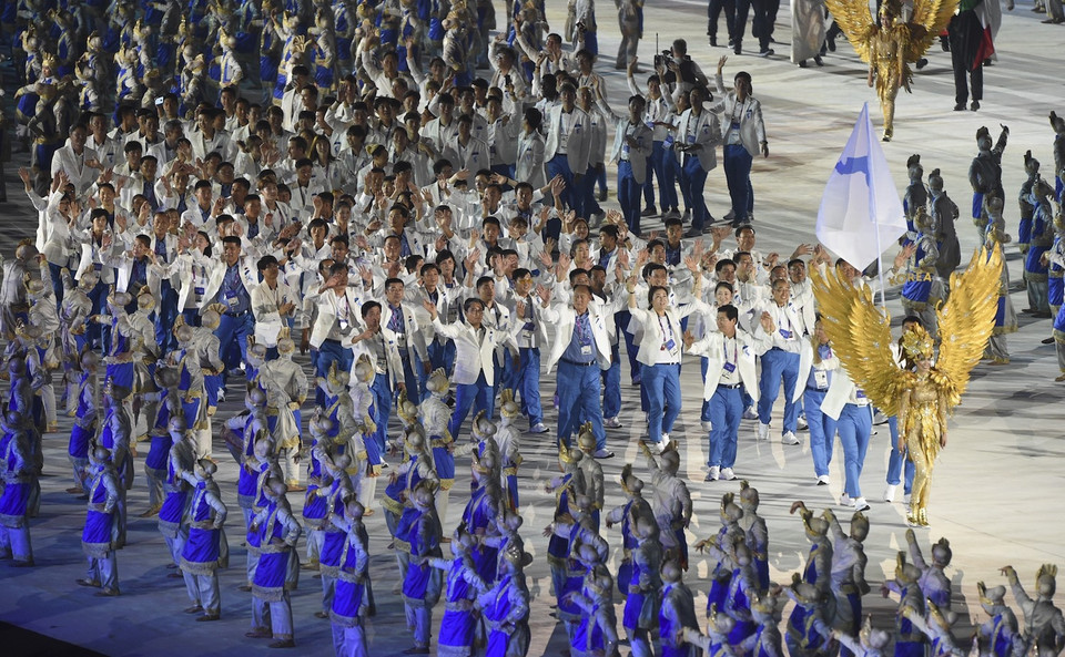 Đoàn vận động viên Triều Tiên và Hàn Quốc tham gia diễu hành chung tại lễ khai mạc. (Ảnh: THX/TTXVN)