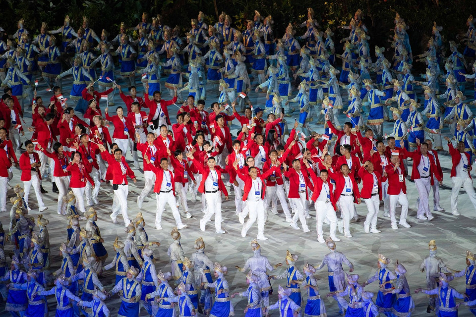 Đoàn vận động viên nước chủ nhà Indonesia diễu hành tại lễ khai mạc. (Ảnh: THX/TTXVN)