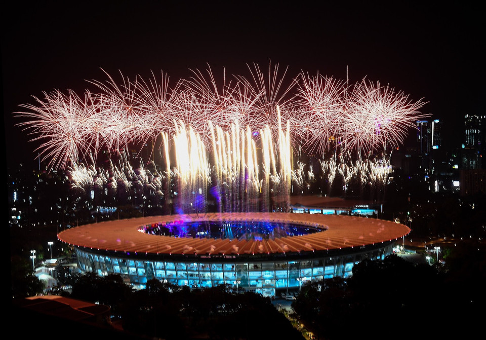 Pháo hoa rực rỡ trên sân vận động Gelora Bung Karno trong lễ khai mạc Đại hội thể thao châu Á (ASIAD) 2018. (Ảnh: THX/ TTXVN)