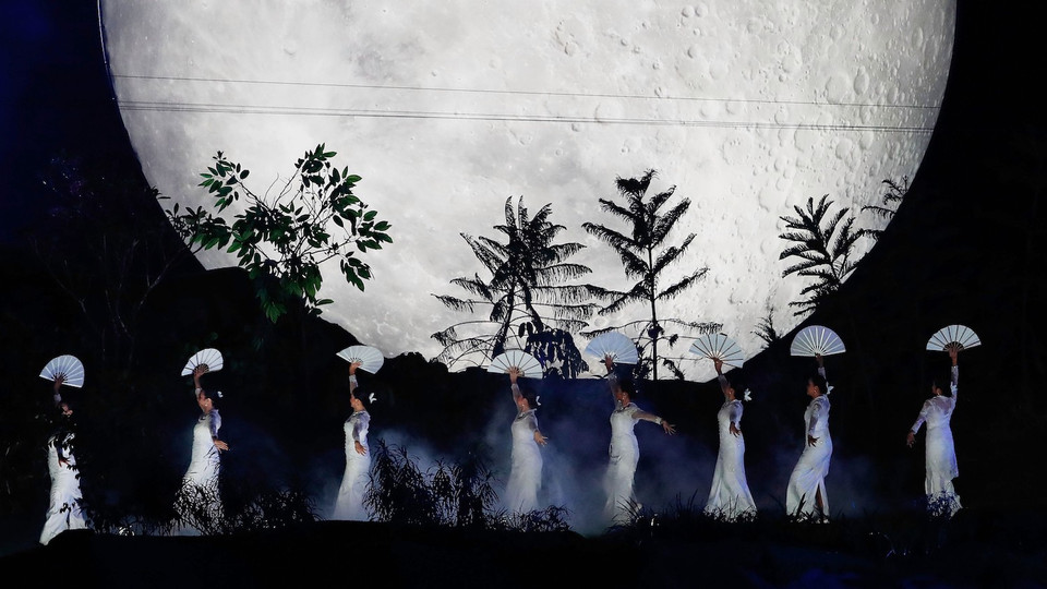 Tiết mục nghệ thuật tái hiện khung cảnh thiên nhiên tươi đẹp của xứ vạn đảo tại lễ khai mạc ASIAD 2018. (Ảnh: THX/TTXVN)