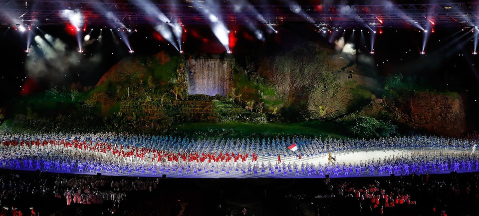 Đoàn vận động viên nước chủ nhà Indonesia diễu hành tại lễ khai mạc ASIAD. (Ảnh: THX/TTXVN)