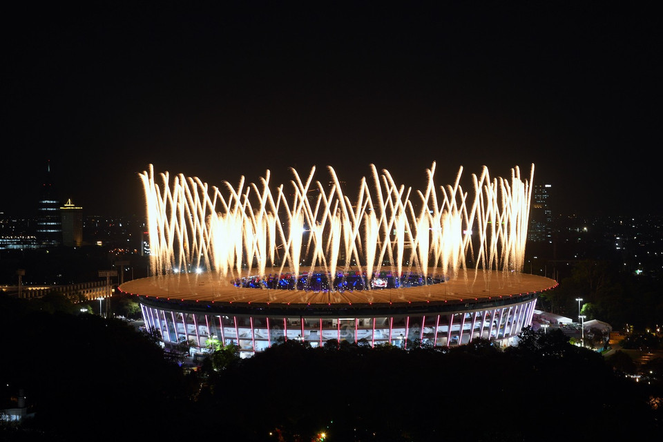 Pháo hoa rực rỡ trên sân vận động Gelora Bung Karno trong lễ khai mạc Đại hội thể thao châu Á (ASIAD) 2018. (Ảnh: THX/ TTXVN)