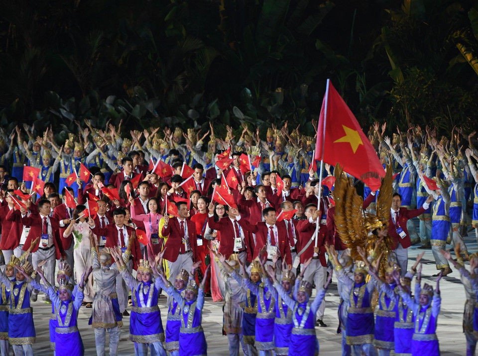 Đoàn vận động viên Việt Nam diễu hành tại lễ khai mạc. (Ảnh: THX/TTXVN)