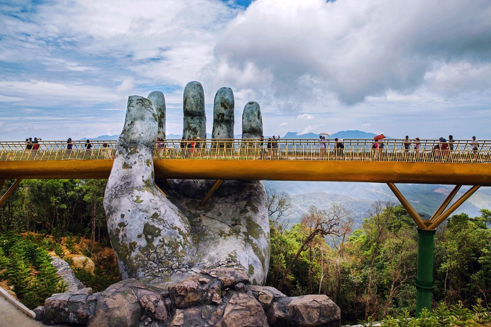 Du khách đi bộ trên cầu như đi trên dải lụa được nâng giữ bởi đôi tay của thần núi. (Ảnh: Trọng Đạt/TTXVN)