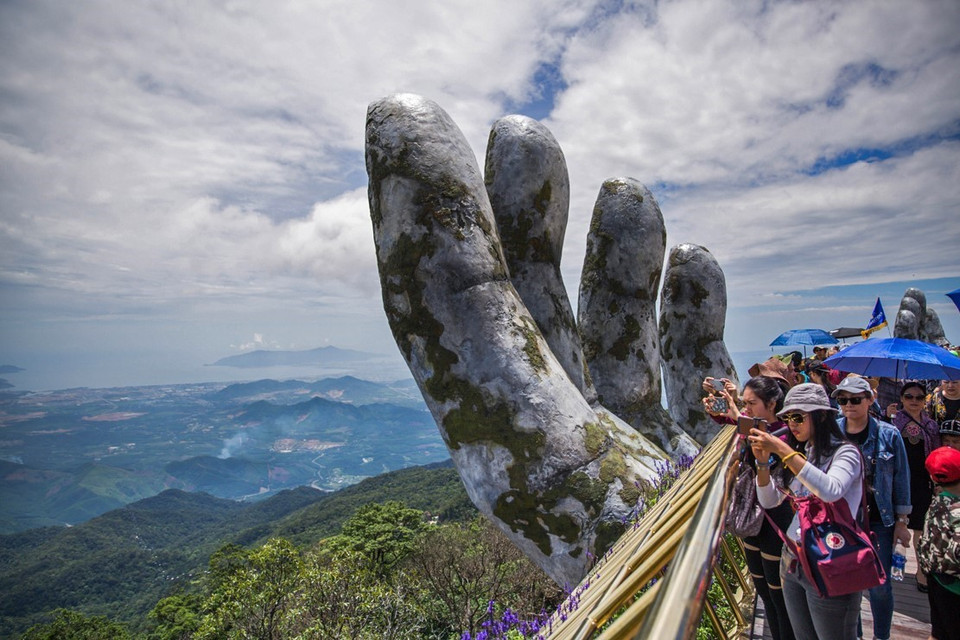 Cầu Vàng nằm giữa trời mây mang lại trải nghiệm thú vị cho những du khách đến tham quan, ngắm cảnh tại đây. (Ảnh: Trọng Đạt/TTXVN)