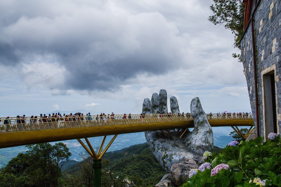 Cầu Vàng được hai bàn tay khổng lồ nâng đỡ, nằm trên khu nghỉ dưỡng Bà Nà Hills ở Đà Nẵng. (Ảnh: Trọng Đạt/TTXVN)