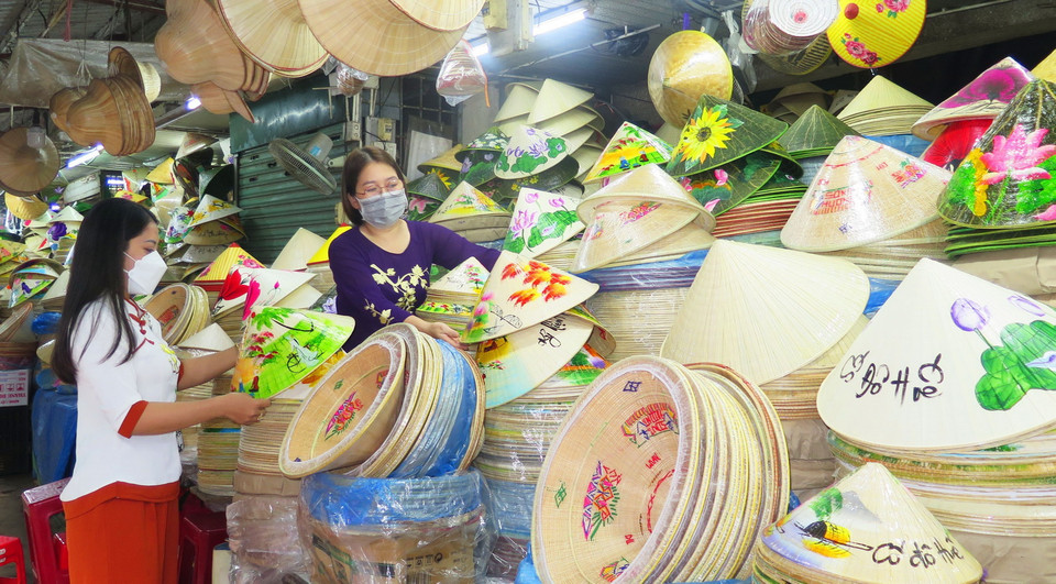 Nhiều du khách đến Huế rất thích thú với hình ảnh tiểu thương chợ Đông Ba mặc áo dài. (Ảnh: Tường Vi/TTXVN)