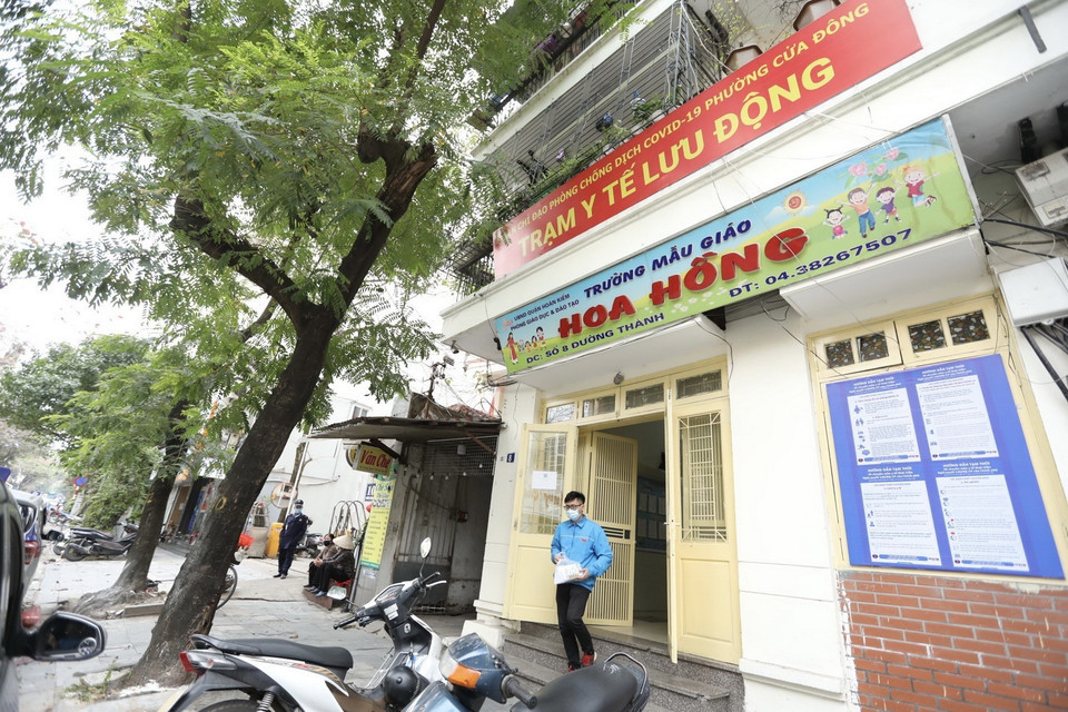 Đoàn viên thanh niên tham gia việc phát thuốc cho gia đình có bệnh nhân F0 điều trị tại nhà. (Ảnh: Minh Quyết/TTXVN)