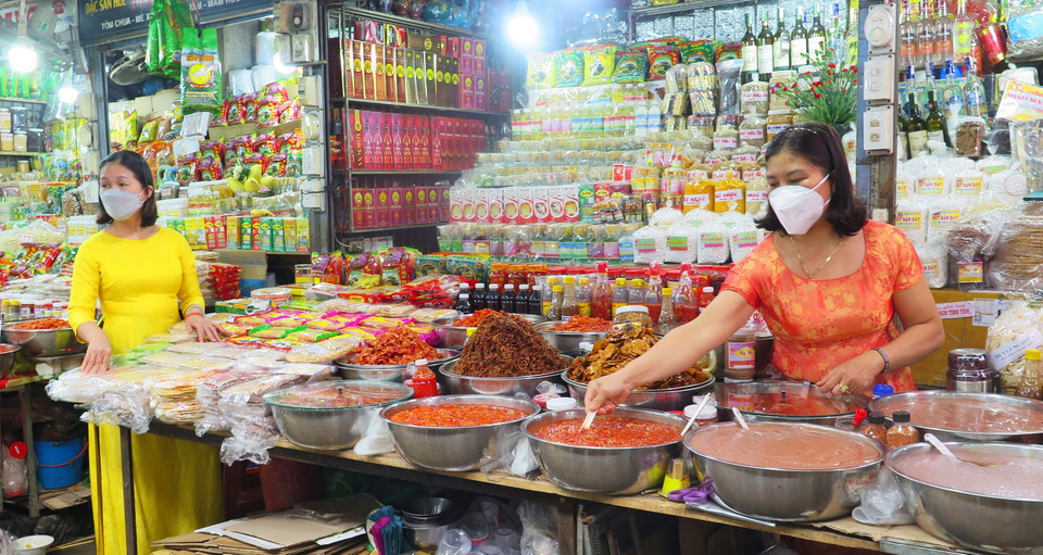 Tiểu thương chợ Đông Ba mặc áo dài. (Ảnh: Tường Vi/TTXVN)