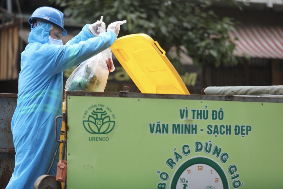 Rác thải của hộ gia đình có bệnh nhân F0 sẽ được thu gom riêng và xử lý theo quy định. (Ảnh: Minh Quyết/TTXVN)