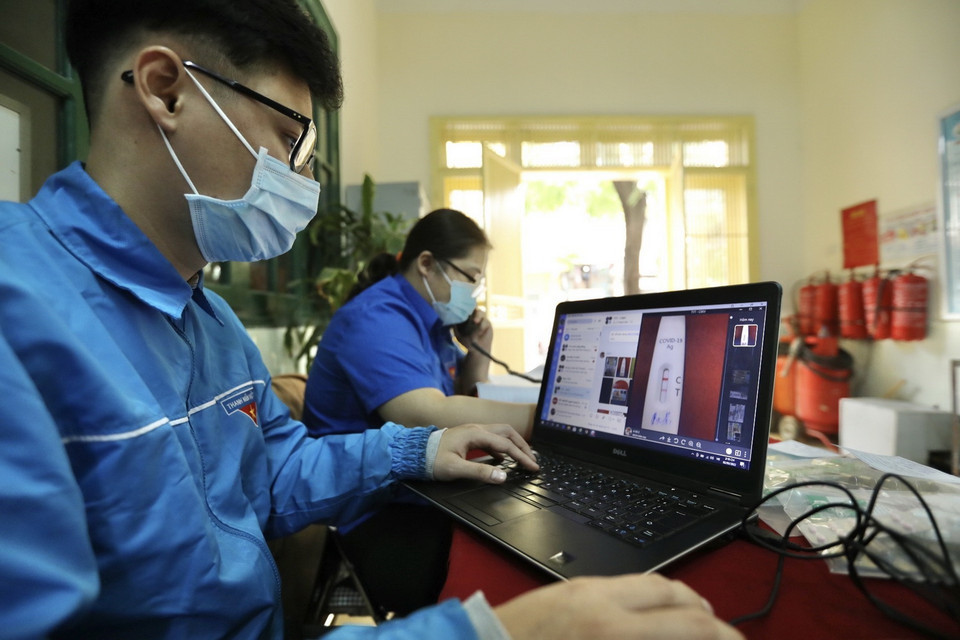 Lực lượng đoàn viên trực tại trạm y tế lưu động phường để tiếp nhận thông tin bệnh nhân, sau đó nhập lên hệ thống quản lý F0 đến khi có mã, tài khoản sẽ gửi lại cho bệnh nhân.(Ảnh: Minh Quyết/TTXVN)