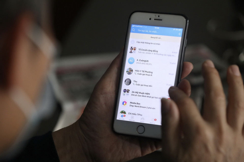 Việc sử dụng các nhóm trên ứng dụng Zalo tạo thuận lợi trong công tác quản lý, điều trị F0 tại nhà. (Ảnh: Minh Quyết/TTXVN)