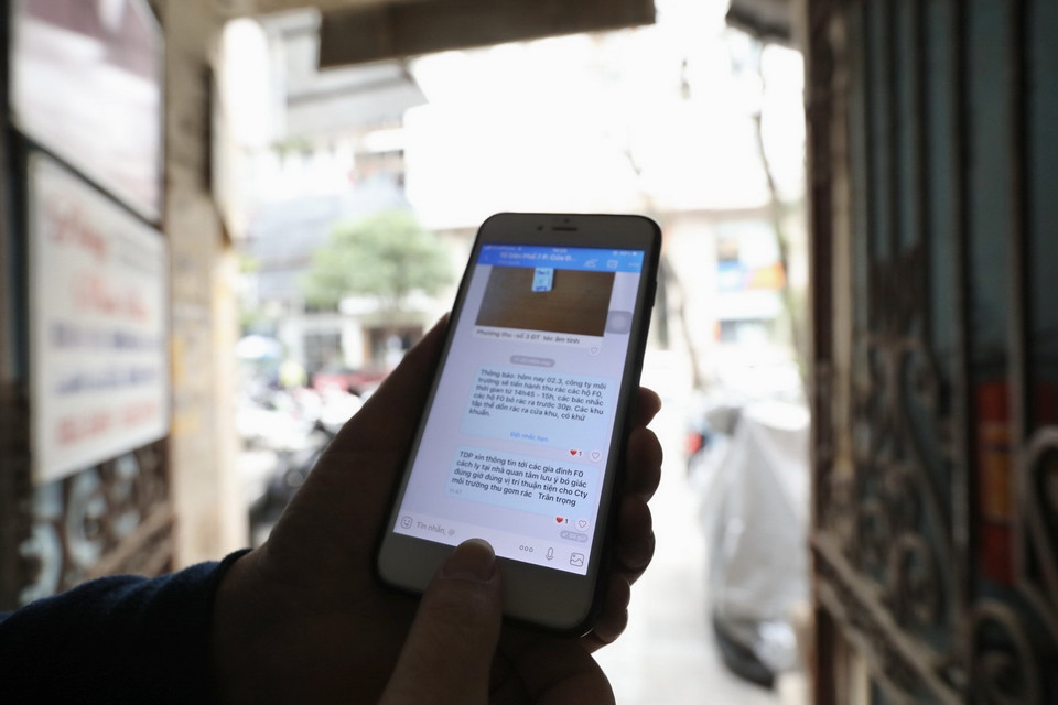 Tổ trưởng tổ dân phố sẽ quản lý nhóm Zalo gồm các hộ gia đình có bệnh nhân F0, nhằm nắm bắt thông tin, gửi thông báo kịp thời, chính xác. (Ảnh: Minh Quyết/TTXVN)