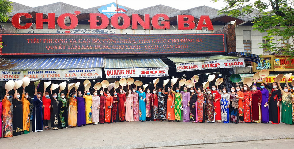 Những ngày đầu tháng Ba này chợ Đông Ba trở nên tươi mới, sắc màu với những tà áo dài thướt tha. (Ảnh: Tường Vi/TTXVN)