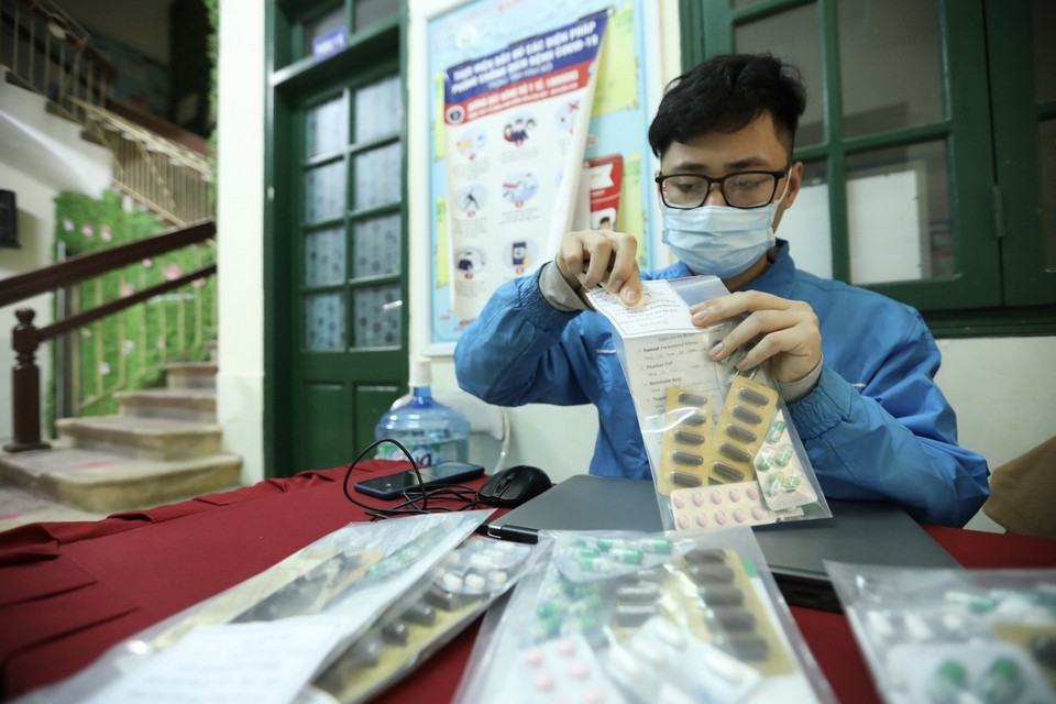 Căn cứ vào thông tin nắm được, lực lượng đoàn viên xác định các gói thuốc sẽ phát cho bệnh nhân theo quy định.(Ảnh: Minh Quyết/TTXVN)
