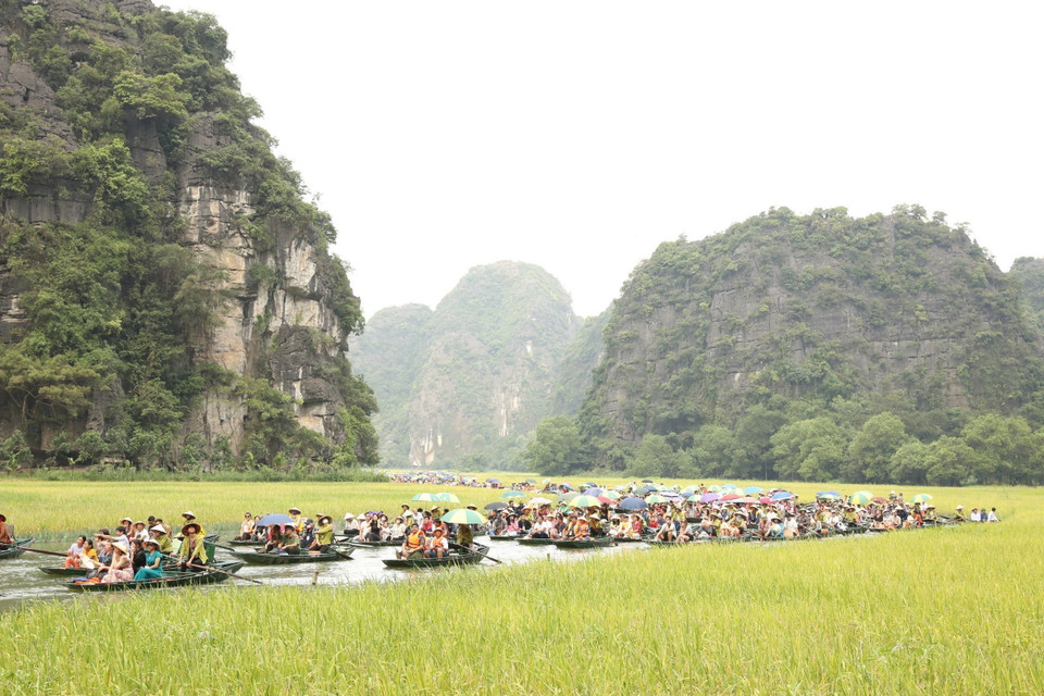 Chương trình thu hút hàng nghìn du khách thập phương. (Ảnh: Đức Phương/TTXVN)