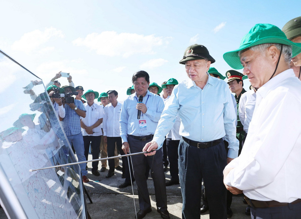 Tổng Bí thư Tô Lâm thị sát tình hình xây dựng đê kè bảo vệ bờ biển tại bờ kè Đất Mũi. (Ảnh: Thống Nhất/TTXVN)