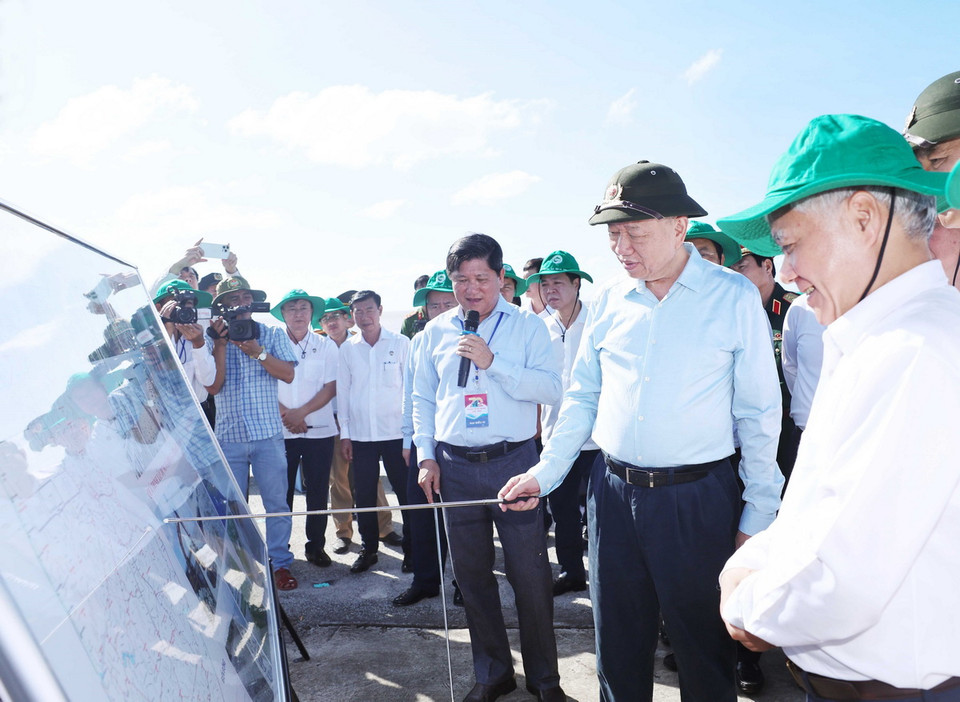 Tổng Bí thư Tô Lâm thị sát tình hình xây dựng đê kè bảo vệ bờ biển tại bờ kè Đất Mũi. (Ảnh: Thống Nhất/TTXVN)