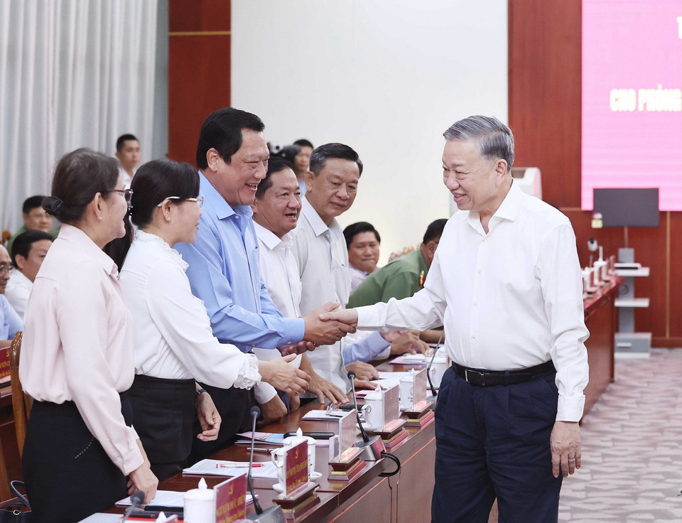 Tổng Bí thư Tô Lâm với cán bộ Ban Thường vụ Tỉnh ủy Cà Mau. (Ảnh: Thống Nhất/TXVN)