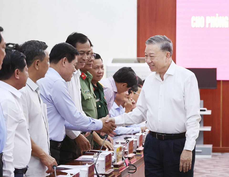 Tổng Bí thư Tô Lâm với cán bộ Ban Thường vụ Tỉnh ủy Cà Mau. (Ảnh: Thống Nhất/TXVN)