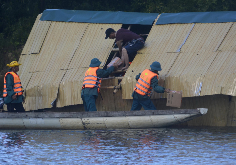 Lực lượng chức năng giúp người dân có nhà bị ngập lụt do bão đổ bộ, trong tình huống giả định ở buổi diễn tập. (Ảnh: Nguyên Lý/TTXVN)