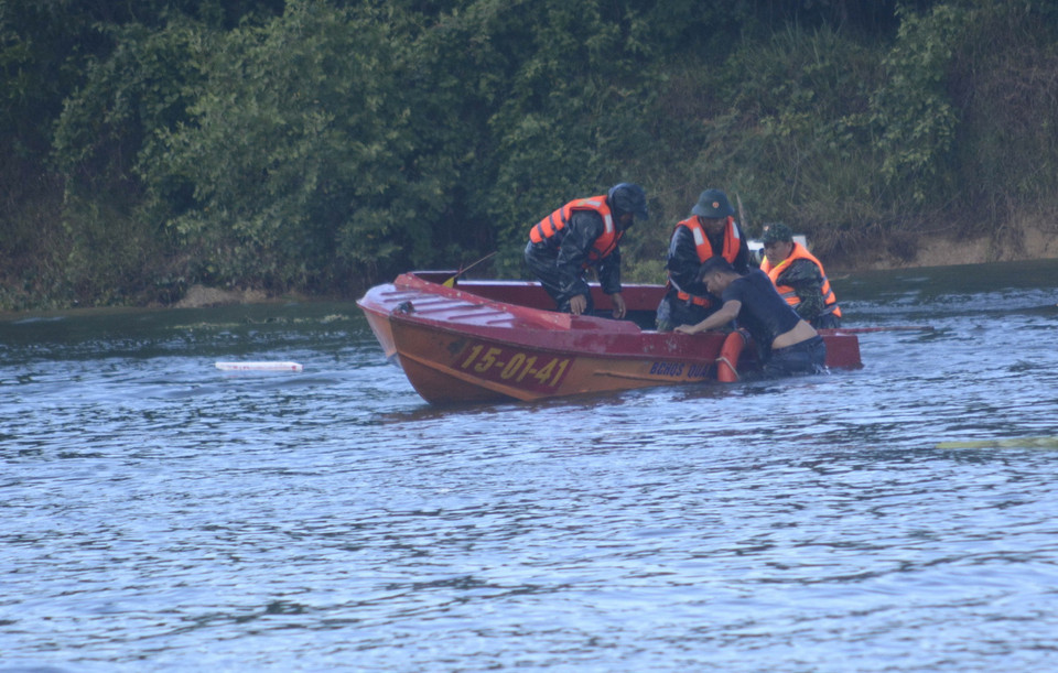 Lực lượng chức năng cứu người dân gặp nạn do bão đổ bộ, trong tình huống giả định ở buổi diễn tập. (Ảnh: Nguyên Lý/TTXVN)