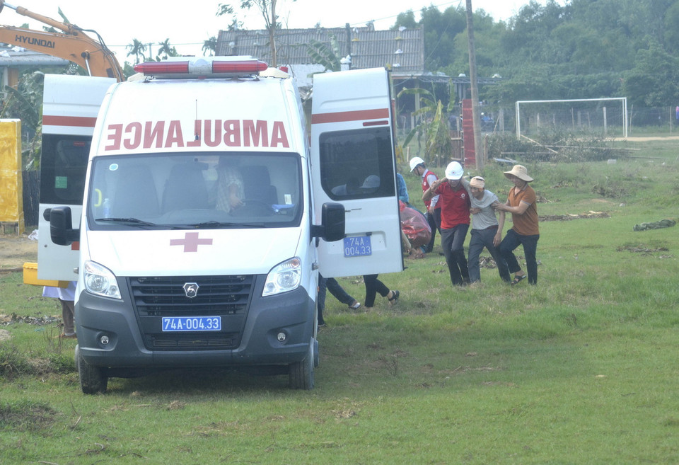 Xe cứu thương chở người dân bị thương do bão đổ bộ đi cấp cứu, trong tình huống giả định ở buổi diễn tập. (Ảnh: Nguyên Lý/TTXVN)