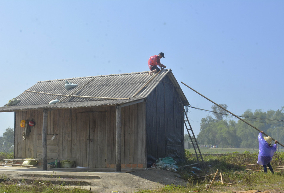 Người dân gia cố nhà cửa trước khi bão đổ bộ, trong tình huống giả định ở buổi diễn tập. (Ảnh: Nguyên Lý/TTXVN)