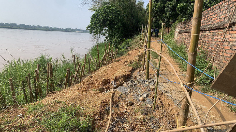 Sạt lở gần nhất cách tường rào nhà dân chưa đầy 1m ở xã Bắc Sơn, huyện Tam Nông. (Ảnh: Tạ Toàn/TTXVN)