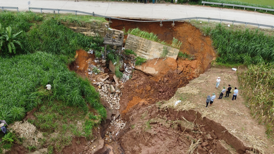 Cống tiêu Ngòi Tre, đoạn Tỉnh lộ 317A bị sạt lở, ăn sâu vào lòng đường. (Ảnh: Tạ Toàn/TTXVN)