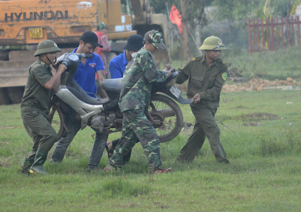 Lực lượng chức năng giúp người dân di dời tài sản trước khi bão đổ bộ, trong tình huống giả định ở buổi diễn tập. (Ảnh: Nguyên Lý/TTXVN)