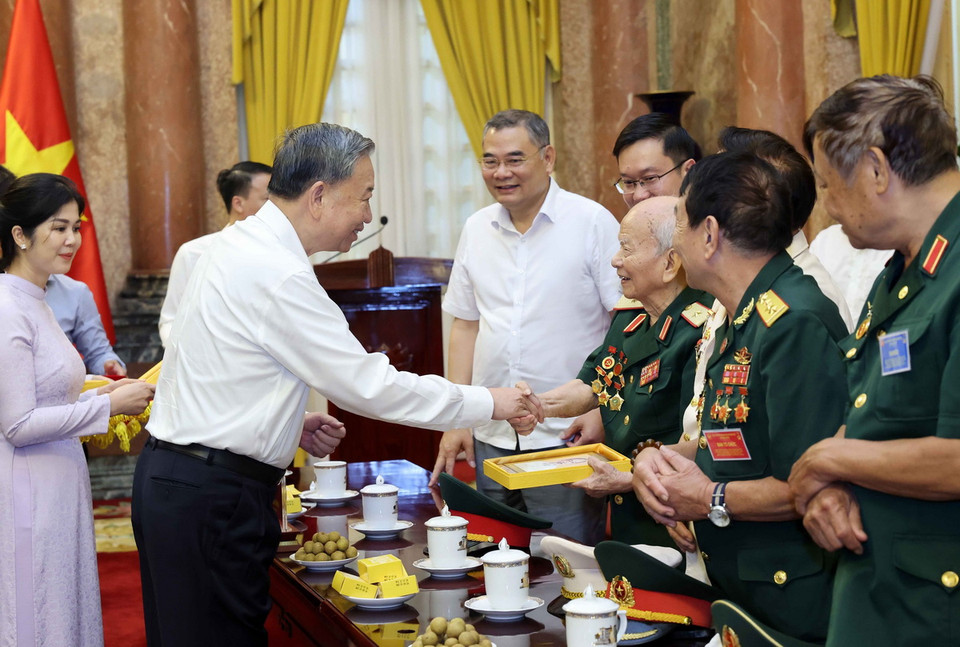 Chủ tịch nước Tô Lâm tặng ảnh Chủ tịch Hồ Chí Minh cho các đại biểu. (Ảnh: Nhan Sáng/TTXVN)