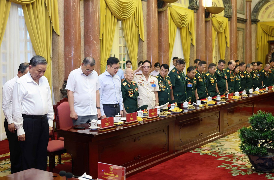 Chủ tịch nước Tô Lâm và các đại biểu tưởng niệm Tổng Bí thư Nguyễn Phú Trọng. (Ảnh: Nhan Sáng/TTXVN)