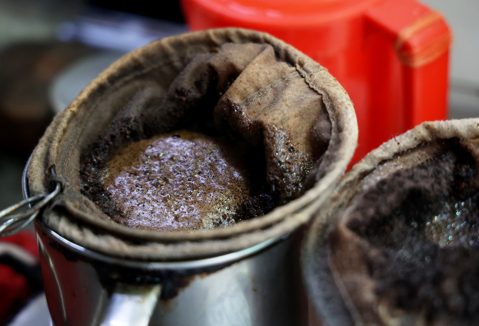 Càphê được pha trong một chiếc vợt. (Ảnh: Hồng Đạt/TTXVN)