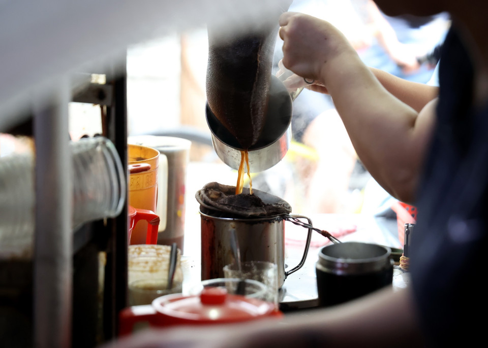 Càphê vợt được nấu đi nấu lại trong các siêu, ấm từ 3-4 lần. (Ảnh: Hồng Đạt/TTXVN)