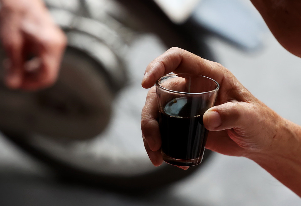 Càphê vợt có vị đắng xen lẫn chút mùi khói đặc trưng, hậu vị để lại trong cổ họng rất dễ chịu. (Ảnh: Hồng Đạt/TTXVN)