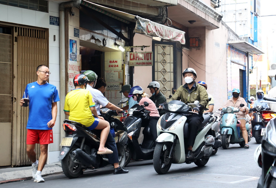 Càphê vợt 330/2 Phan Đình Phùng, Phường 1, quận Phú Nhuận, hiện mở cửa 24/24, luôn tấp nập khách hàng ghé tới. (Ảnh: Hồng Đạt/TTXVN)