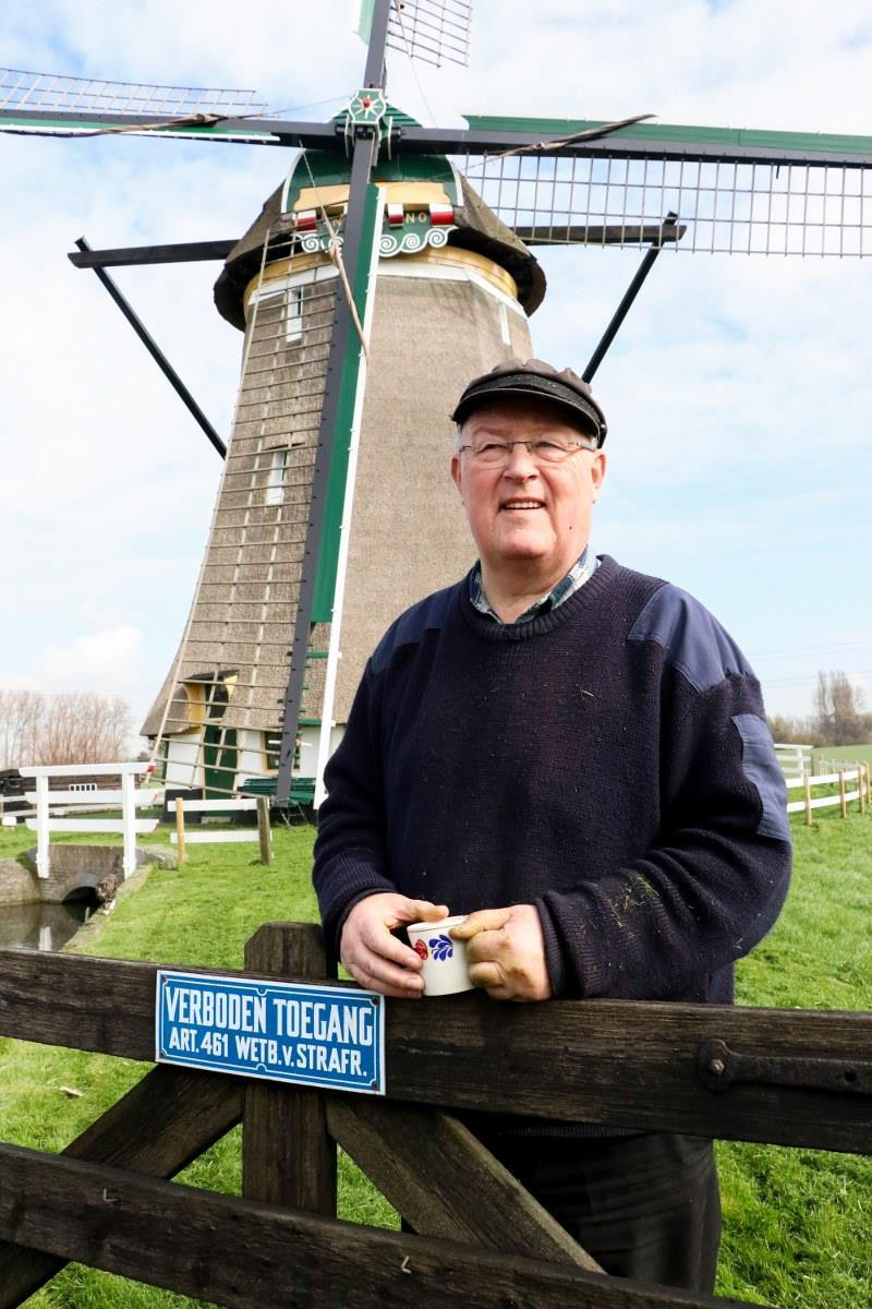 Cối xay ở Zevenhuizen là loại smock – đặt theo tên chiếc áo khoác mà người nông dân Hà Lan cổ vẫn mặc - thuộc một trong 4 nhóm cối xay gió chính ở Hà Lan.Ông Jos Springer, 66 tuổi, là một người vận hành cối xay ở Zevenhuizen. (Ảnh: Hoàng Long)