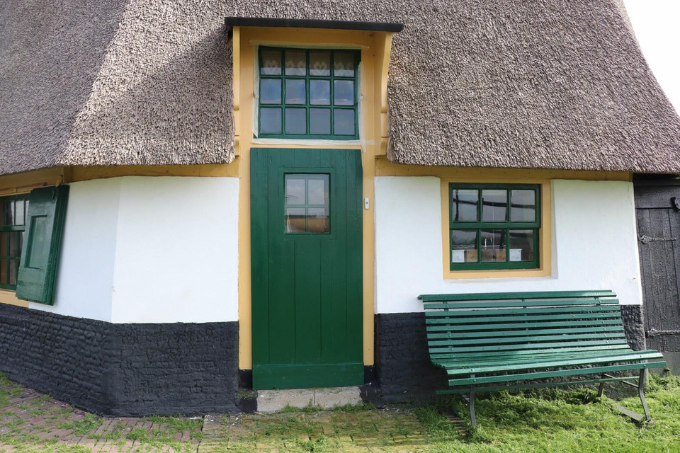 Yếu tố an toàn luôn được đề cao. Đây là lý do vì sao cối xay luôn có 2 lối vào trong, một ở trước và một ở phía sau, để giảm thiểu nguy cơ người vận hành gặp tai nạn do ra vào cối xay khi cánh quạt đang quay. (Ảnh: Hoàng Long)