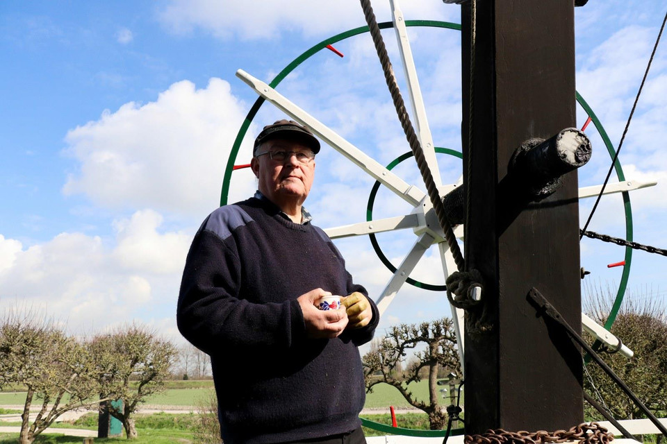 Phía sau cối xay có một hệ thống bánh lái để xoay các cánh quạt theo hướng gió. (Ảnh: Hoàng Long)