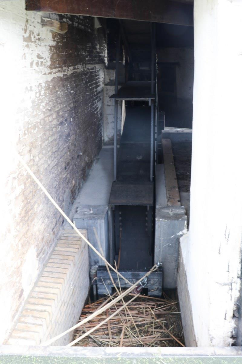 Bánh xe gắn gầu múc sẽ đổ nước vào máng này. Cối xay có thể bơm 12.000 lít nước mỗi phút. (Ảnh: Hoàng Long)