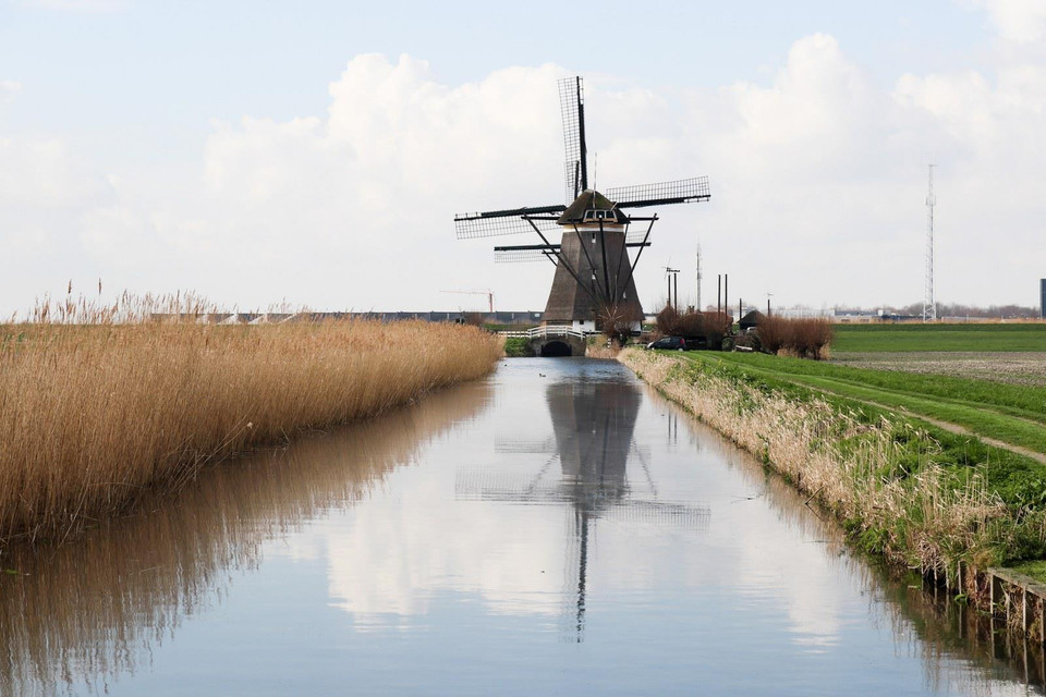 Một nhiệm vụ quan trọng của cối xay gió là bơm nước. Hà Lan được chia ra thành nhiều vùng đất thấp có đê bọc, gọi là polder. Mỗi vùng đất này thường rộng vài km vuông. Mỗi polder có một trạm bơm, thường do cối xay gió vận hành, để đẩy nước vào hệ thống thủy lợi (được gọi là boezem). Hệ thống thủy lợi này hình thành từ nhiều kênh dẫn nước và các con sông. Nước sẽ chảy từ các đường dẫn tới một trạm bơm lớn hơn nữa để vào hồ chứa khổng lồ nối với biển. (Ảnh: Hoàng Long)