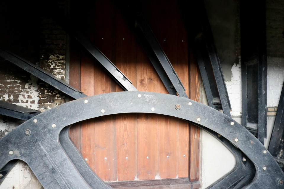 Nhưng như thế không có nghĩa các cối xay gió ở Zevenhuizen đã ngưng hoạt động. Ông Jos nói rằng cối xay gió vẫn trong trạng thái tốt và có thể hoạt động khi trạm bơm hiện đại có sự cố. Cánh quạt quay sẽ đưa năng lượng xuống một hệ thống truyền động nằm trong cối xay, thứ sẽ xoay một bánh xe gắn gầu múc có tác dụng đưa nước từ dưới thấp lên vị trí cao hơn. (Ảnh: Hoàng Long)