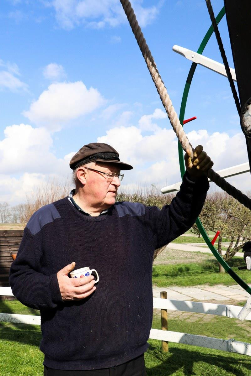 Cối xay cũng có 1 hệ thống an toàn, để đề phòng khả năng có gì đó bị hỏng thì Jos chỉ cần giật 1 cái dây là cối sẽ ngừng hoạt động. (Ảnh: Hoàng Long)