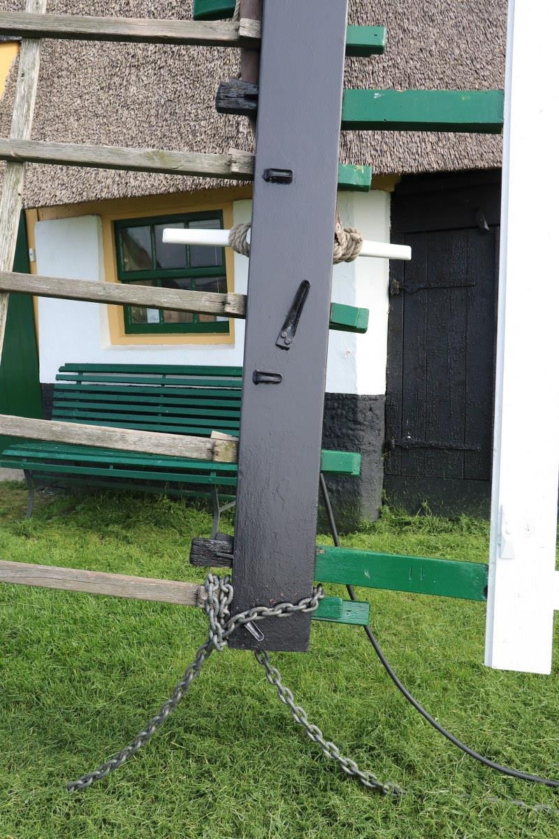 Vận hành cối xay không phải là một công việc đơn giản và ít rủi ro. Mỗi trục cánh của cối xay gió có tổng trọng lượng khoảng 12 tấn. Khi vận hành, phần rìa ngoài cùng của cánh di chuyển với tốc độ hơn 100 km/h. Bị tông trúng sẽ dẫn tới kết thúc thê thảm cho nạn nhân. (Ảnh: Hoàng Long)