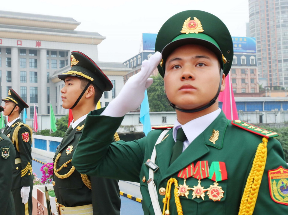 Sỹ quan Quân đội Nhân dân Việt Nam và Trung Quốc tại lễ đón hai Bộ trưởng Quốc phòng Việt Nam và Trung Quốc. (Ảnh: Trọng Đức/TTXVN)
