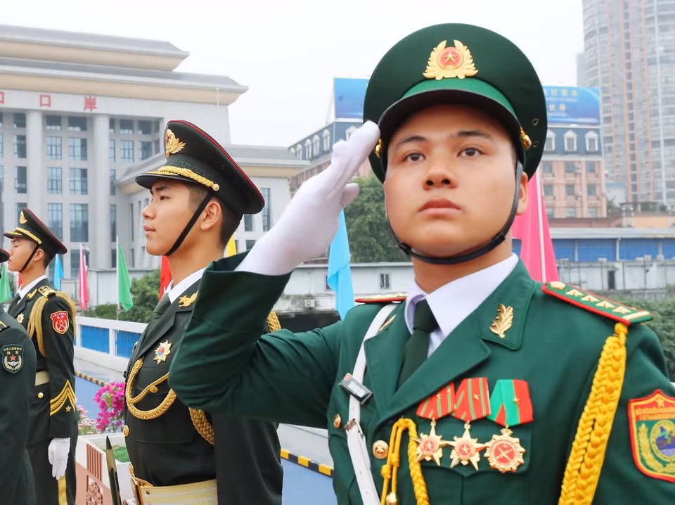 Sỹ quan Quân đội Nhân dân Việt Nam và Trung Quốc tại lễ đón hai Bộ trưởng Quốc phòng Việt Nam và Trung Quốc. (Ảnh: Trọng Đức/TTXVN)